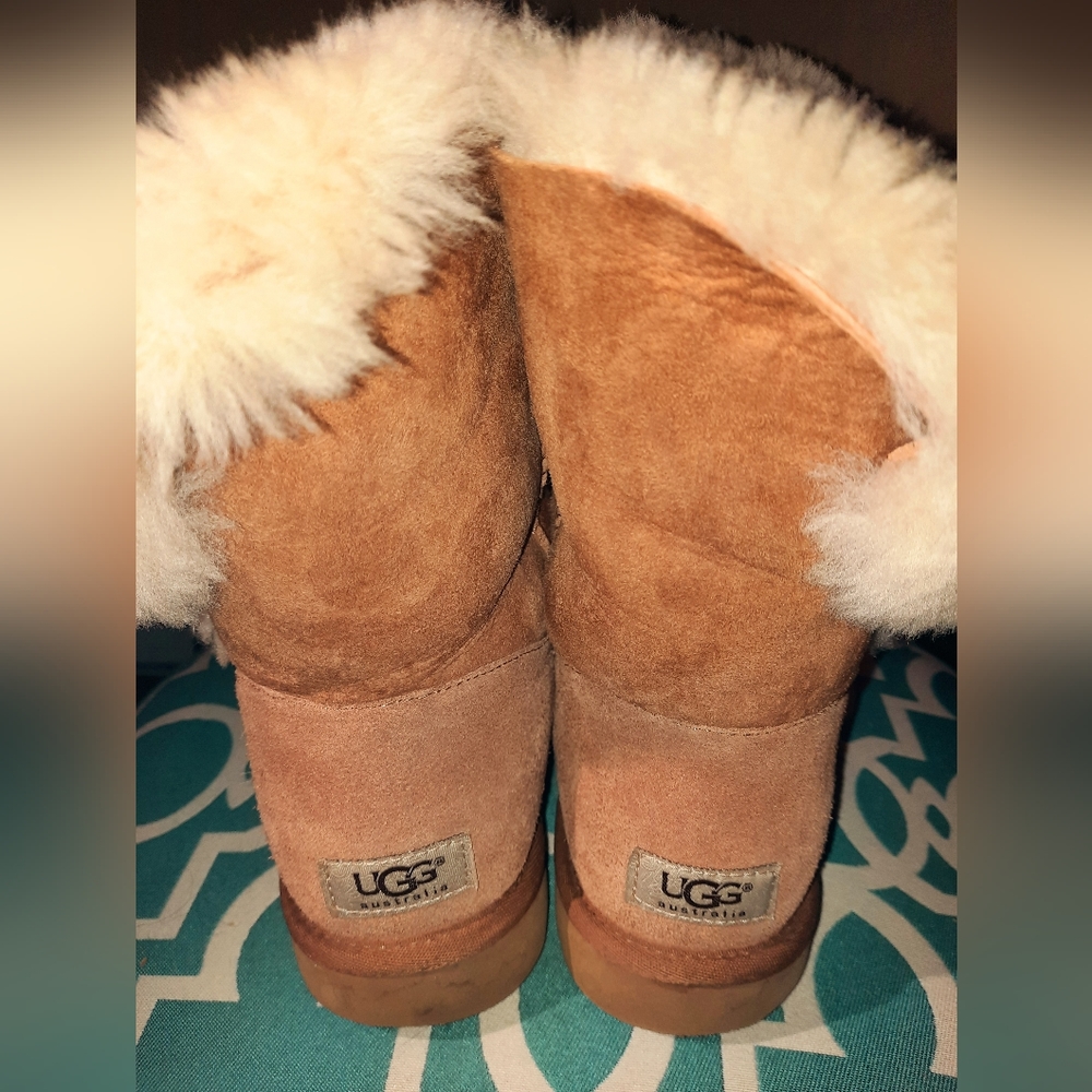 EUC Ladies Size 10 UGGS Bailey 1 button in Chestnut. - Picture 7 of 9